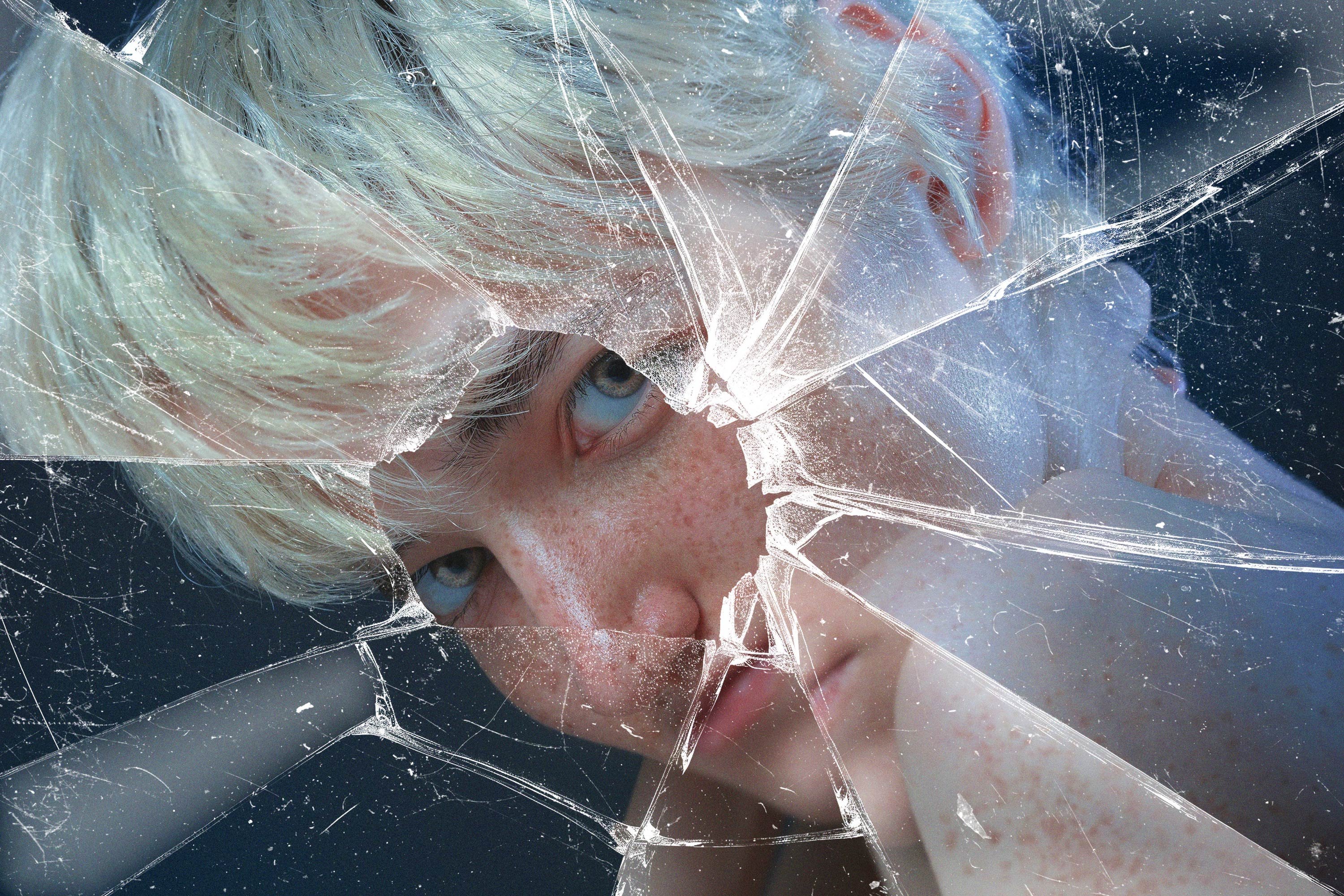 Broken Glass Photo Effect - Design Cuts